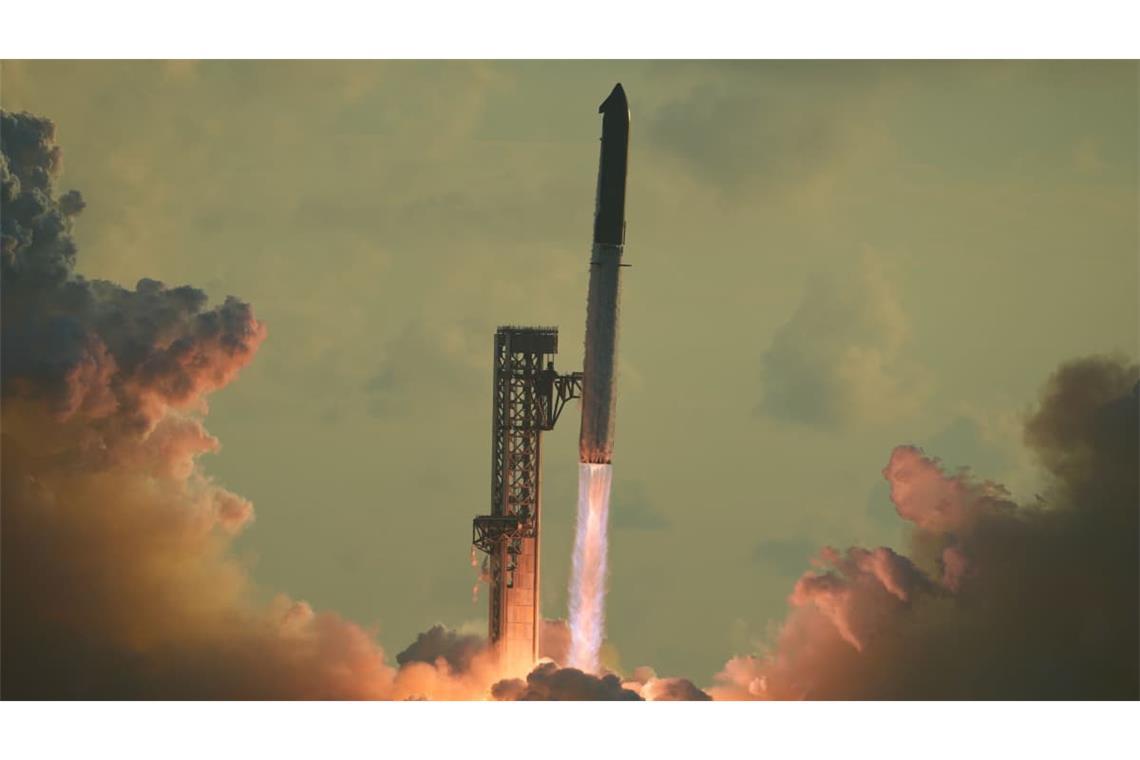 Das Raketensystem „Starship“ von SpaceX startet von Starbase in Texas zu einem Testflug.