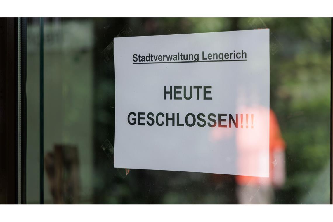 Mann übergießt sich in Rathaus mit brennbarer Flüssigkeit