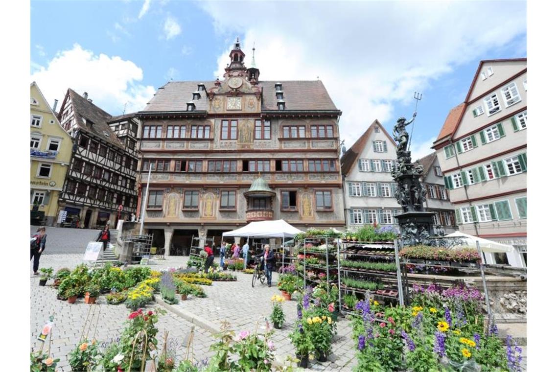 Verpackungssteuer: Rechtsgutachten soll Klarheit schaffen Das Rathaus in der Altstadt von Tübingen. Foto: Bernd Weissbrod/dpa