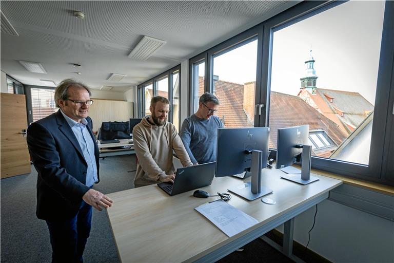 Das Rathaus ist in Sichtweite: Sachgebietsleiter Ralf Schorer und die beiden Administratoren Mathias Strüvy und Christian Gehre (von links) kümmern sich in der Postgasse um die Computersysteme der Stadtverwaltung. Foto: Alexander Becher
