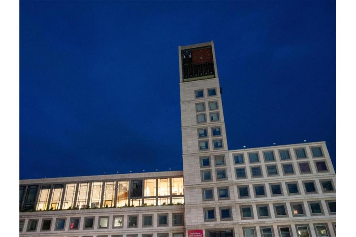 Stuttgart hat zwei neue Nachtbürgermeister Das Rathaus Stuttgart am frühen Morgen. Foto: Marijan Murat/dpa