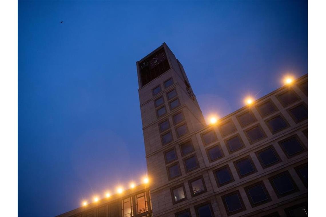 Das Rathaus Stuttgart mit dem Rathausturm am frühen Morgen. Foto: Marijan Murat/dpa