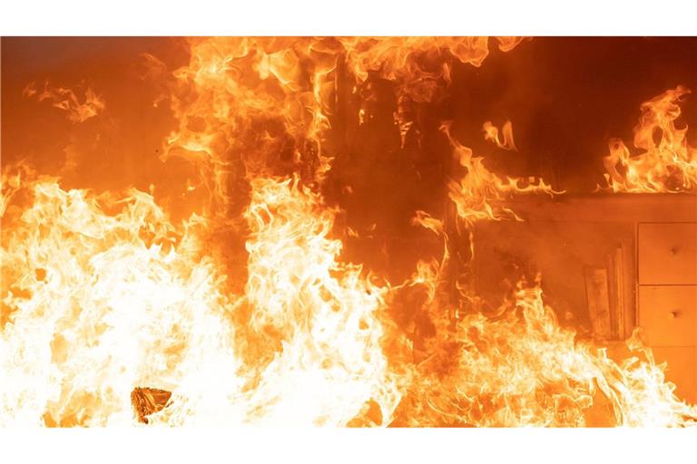 Das Rauchercafé brannte im Erdgeschoss aus. (Symbolbild)