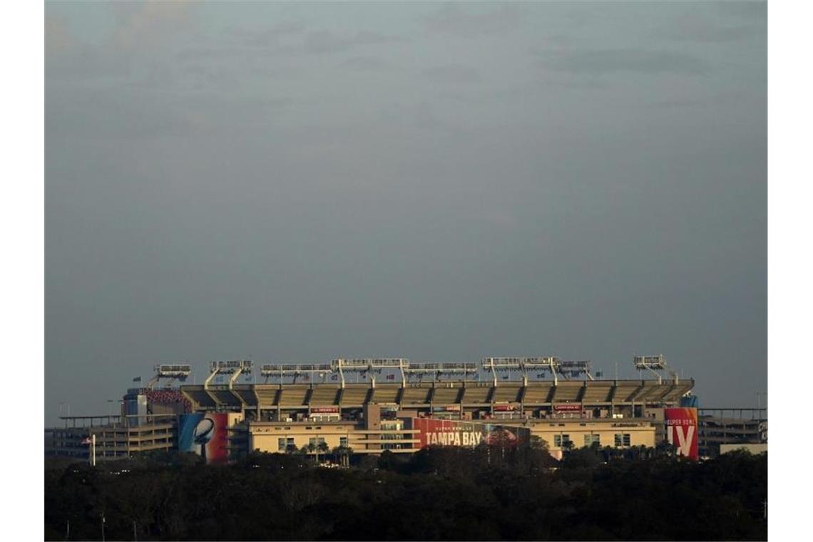 55. Super Bowl: Von Quarterbacks, Premieren und Musik Das Raymond James Stadium ist in der Ferne zu sehen. Dort findet das Superbowl-Footballspiel zwischen den Tampa Bay Buccaneers und den Kansas City Chiefs statt. Foto: Charlie Riedel/AP/dpa