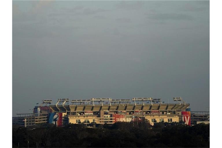 Das Raymond James Stadium ist in der Ferne zu sehen. Dort findet das Superbowl-Footballspiel zwischen den Tampa Bay Buccaneers und den Kansas City Chiefs statt. Foto: Charlie Riedel/AP/dpa