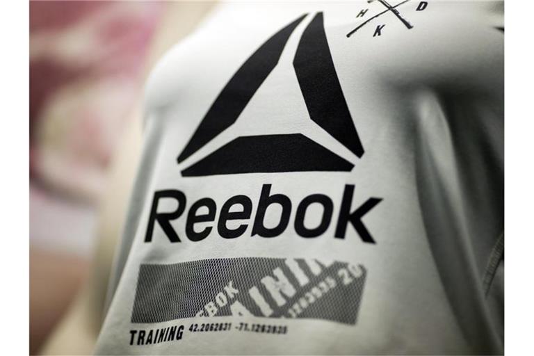 Das Reebok-Logo ist auf einem Shirt am Rande der Bilanz-Pressekonferenz von Adidas zu sehen. Foto: Daniel Karmann/dpa/Archivbild