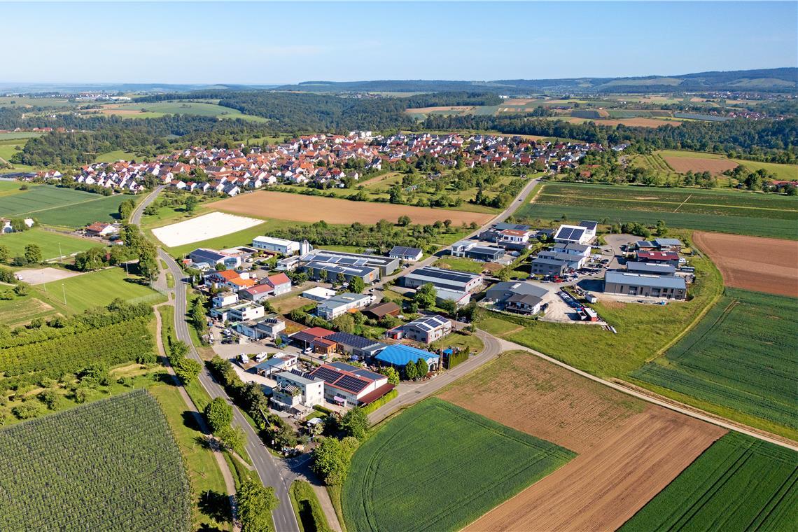 Das Regenrückhaltebecken soll auf der rechten Bildseite, oberhalb des Feldwegs und unterhalb des Gewerbegebiets, entstehen. Die künftigen Renaturierungsflächen befinden sich im Kurvenbereich der Europastraße, die ins Gewerbegebiet führt. Foto: Alexander Becher