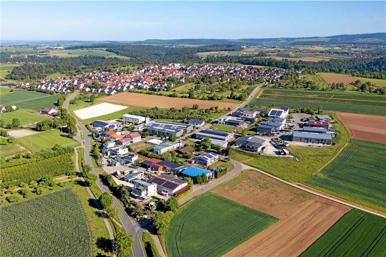 Das Regenrückhaltebecken soll auf der rechten Bildseite, oberhalb des Feldwegs und unterhalb des Gewerbegebiets, entstehen. Die künftigen Renaturierungsflächen befinden sich im Kurvenbereich der Europastraße, die ins Gewerbegebiet führt. Foto: Alexander Becher