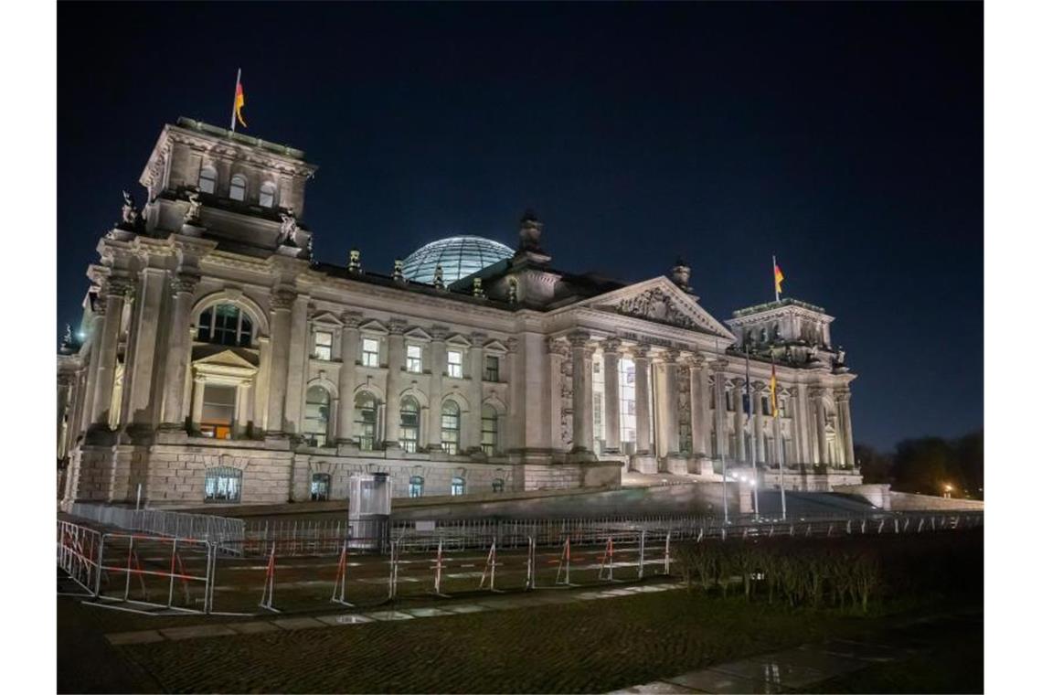 Das Reichstagsgebäude bei Nacht. Im Machtkampf um die Kanzlerkandidatur sind der CDU-Vorsitzende Armin Laschet und CSU-Chef Markus Söder zu einem Treffen zusammengekommen. Foto: Christoph Soeder/dpa