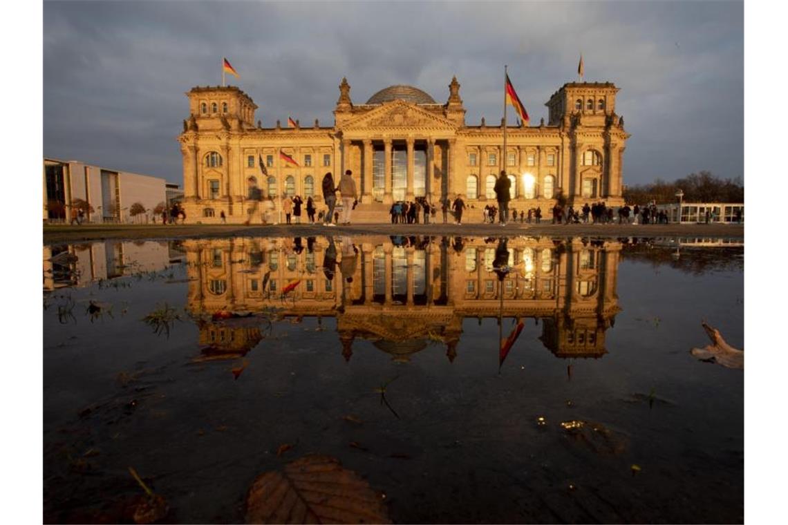 Bundestag bringt Notpakete im Krisenmodus auf den Weg Das Reichstagsgebäude, der Sitz des Deutschen Bundestages. Foto: Christoph Soeder/dpa