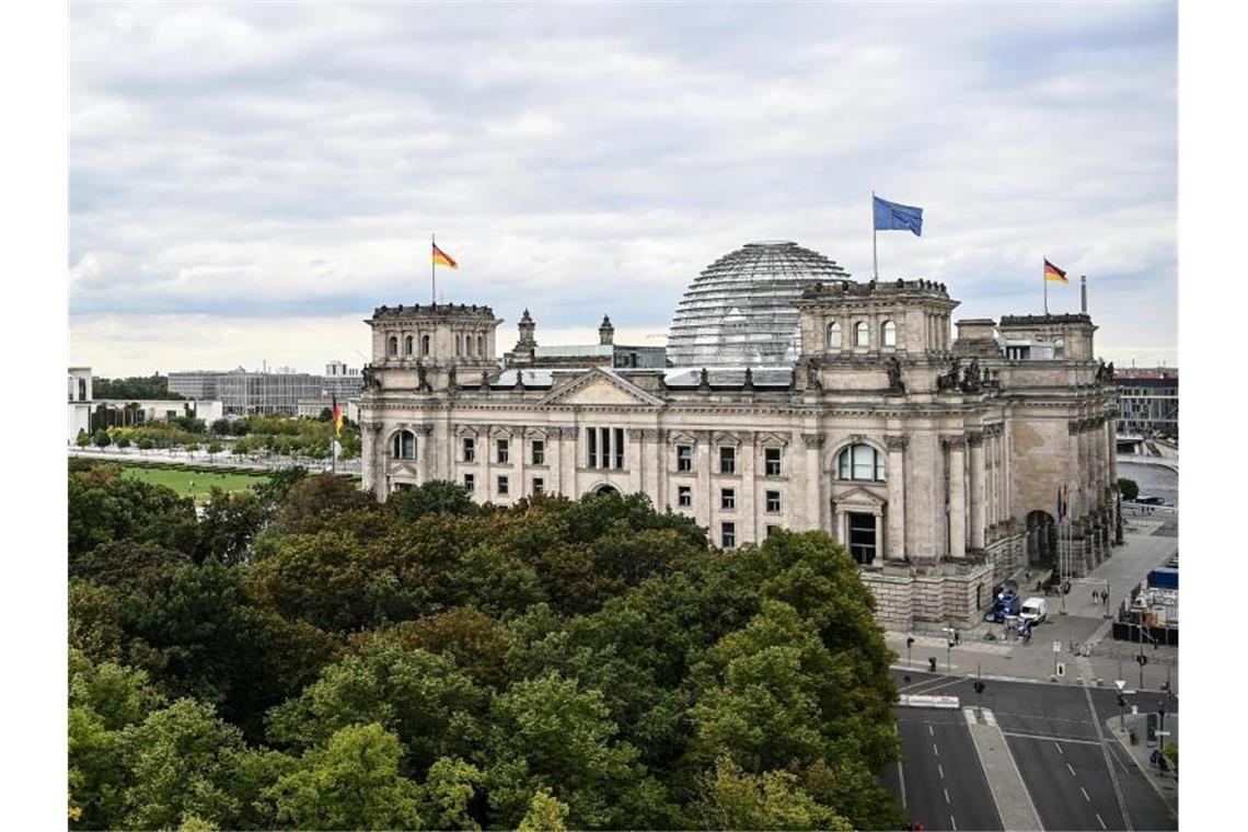 Studie: Mehrheit sorgt sich um Zustand der Demokratie Das Reichstagsgebäude im Berliner Regierungsviertel. Foto: Britta Pedersen/dpa-Zentralbild/ZB