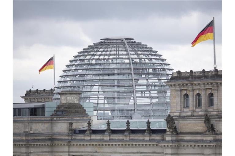 Das Reichstagsgebäude mit der transparenten Kuppel. Foto: Florian Schuh/dpa