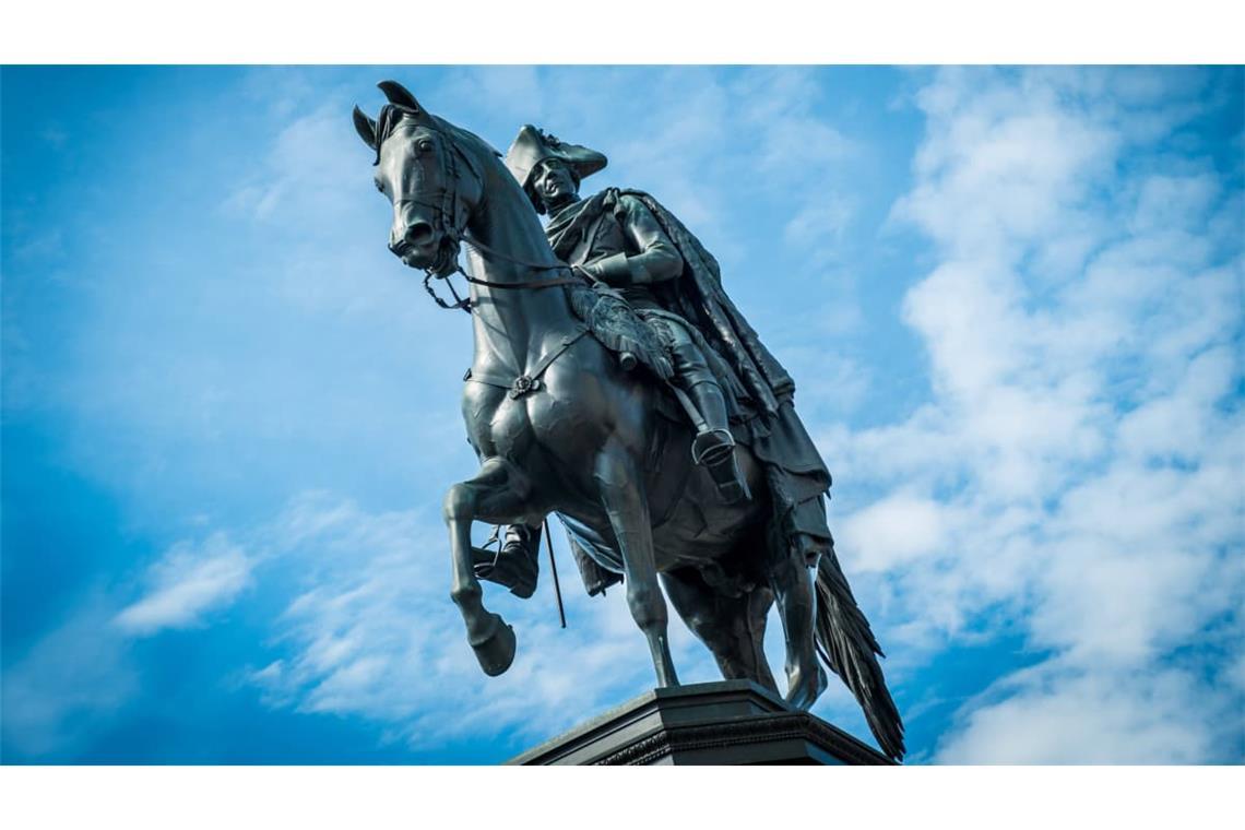 Das Reiterstandbild Friedrichs des Großen vor dem Humboldt Forum auf dem Schlossplatz in Berlin-Mitte. Das Denkmal erinnert an den preußischen König Friedrich II., der von 1740 bis 1786 regierte. 