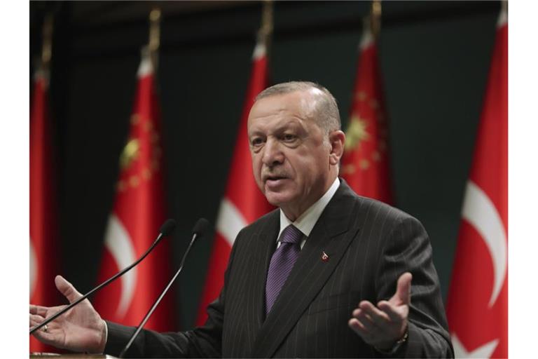 Das Rekordtief wurde erreicht, nachdem Staatspräsident Erdogan eine Zinssenkung durch die Zentralbank des Landes gefordert hatte. Foto: --/Turkish Presidency/AP/dpa