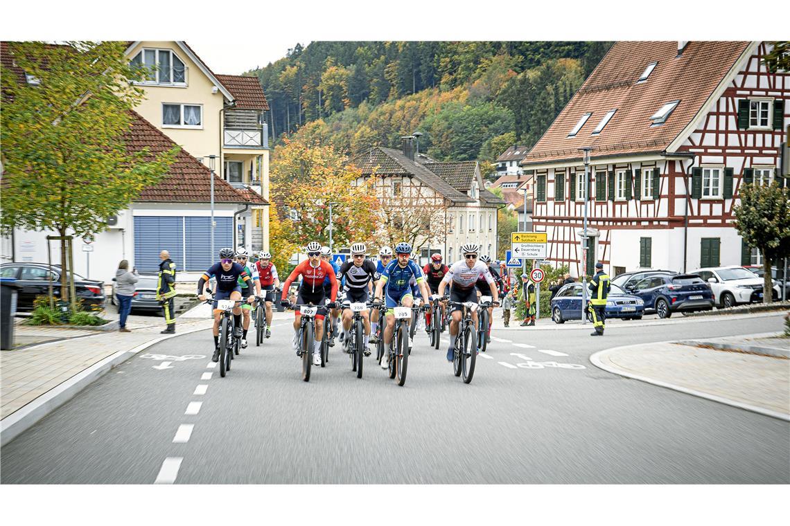 Das Rennen wird erst an der Abzweigung nach Vorderbüchelberg so richtig eröffnet...