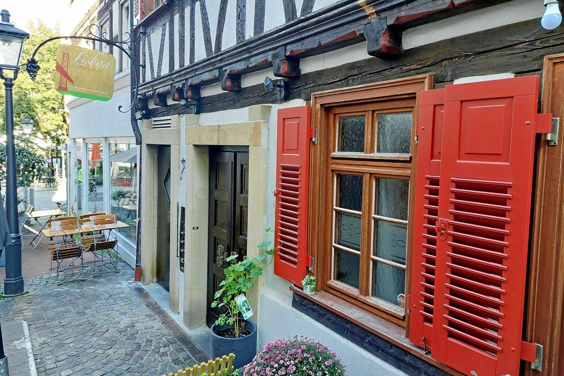 Ioannis Amanatidis kauft das Tafelhaus in Backnang Das Restaurant Lisboa im Tafelhaus in der Backnanger Schillerstraße wird seit diesem Jahr von Luis und Sonja Moreiro betrieben. Daran ändert der Verkauf der Immobilie nichts, denn Ioannis Amanatidis ist zufrieden mit seinem Mieter. Fotos: privat