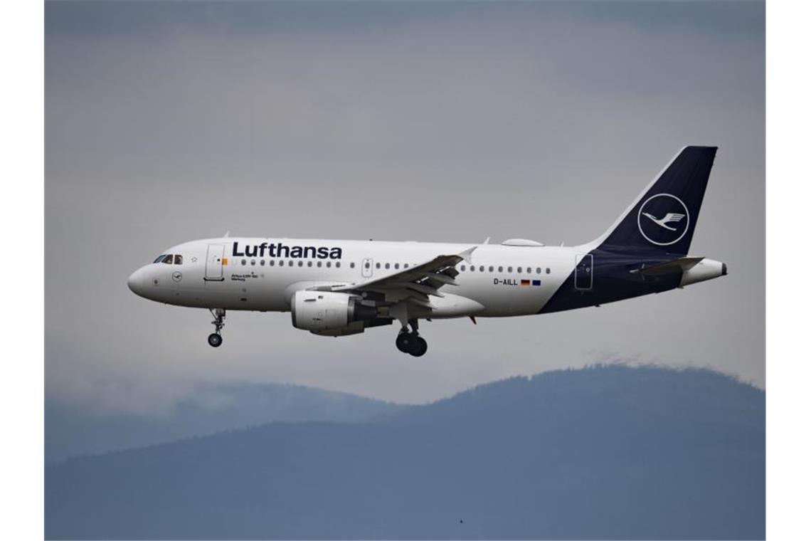 Lufthansa-Aktionäre stimmen Staatseinstieg zu Das Rettungspaket für die Lufthansa soll Milliarden Euro umfassen. Foto: Boris Roessler/dpa