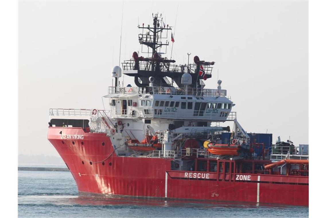 Das Rettungsschiff „Ocean Viking“ läuft im Oktober 2019 in den italienischen Hafen Tarent (Taranto) ein. Foto: Ingenito/ANSA/dpa