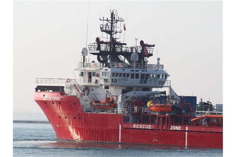 Das Rettungsschiff „Ocean Viking“ läuft im Oktober 2019 in den italienischen Hafen Tarent (Taranto) ein. Foto: Ingenito/ANSA/dpa