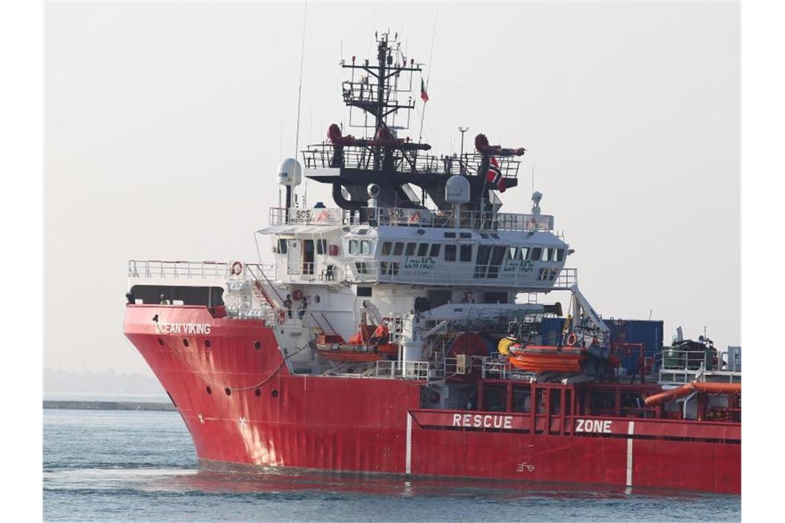 „Ocean Viking“ erreicht Tarent mit 159 Migranten an Bord Das Rettungsschiff „Ocean Viking“ läuft in den italienischen Hafen Tarent ein. Foto: Ingenito/ANSA/dpa/Archiv