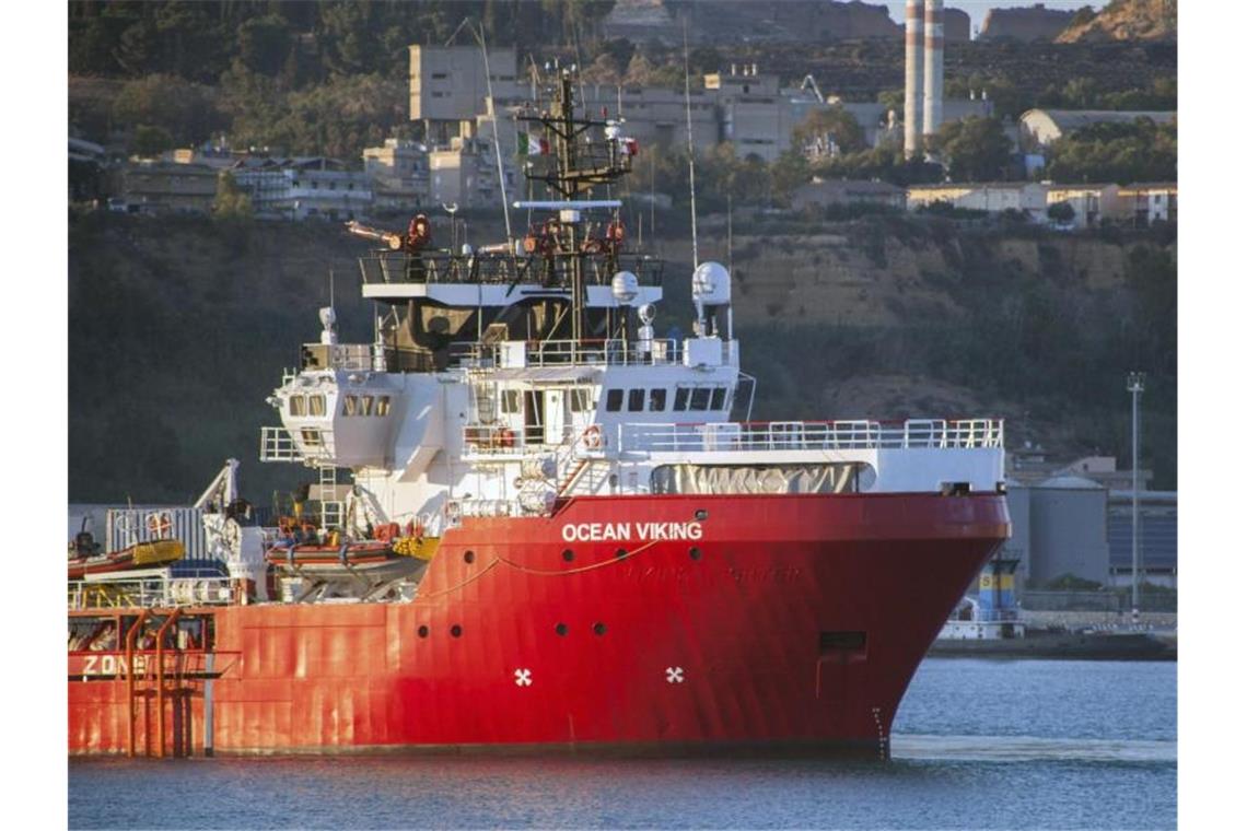 Das Rettungsschiff „Ocean Viking“ liegt im Hafen von Porto Empedocle auf Sizilien vor Anker. Das Rettungsschiff der humanitären Gruppe SOS Mediterranee mit 180 Migranten, die tagelang an Bord gestrandet waren, hat endlich einen italienischen Hafen erreicht. Foto: Fabio Peonia/LaPresse/AP/dpa