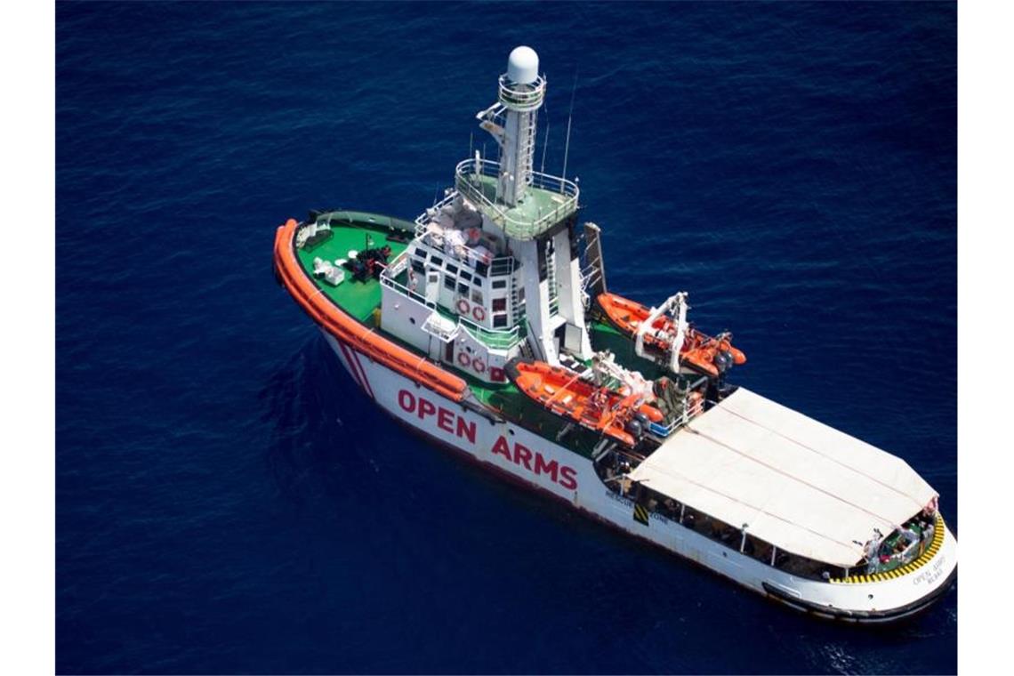 Seenotretter auf Irrfahrt: 500 Menschen suchen einen Hafen Das Rettungsschiff „Open Arms“ der Hilfsorganisation Proactiva Open Arms hat derzeit 151 Migranten an Bord. Foto: Friedrich Bungert/Sea Watch