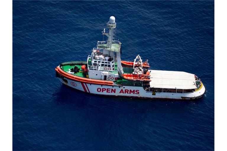 Das Rettungsschiff „Open Arms“ der Hilfsorganisation Proactiva Open Arms liegt im Mittelmeer vor der Küste der Insel Lampedusa. Foto: Friedrich Bungert/Sea Watch