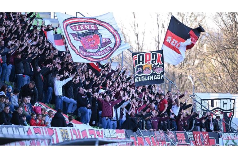 Das Reutlinger Oberliga-Derby findet vor großer Kulisse im Kreuzeiche-Stadion statt.