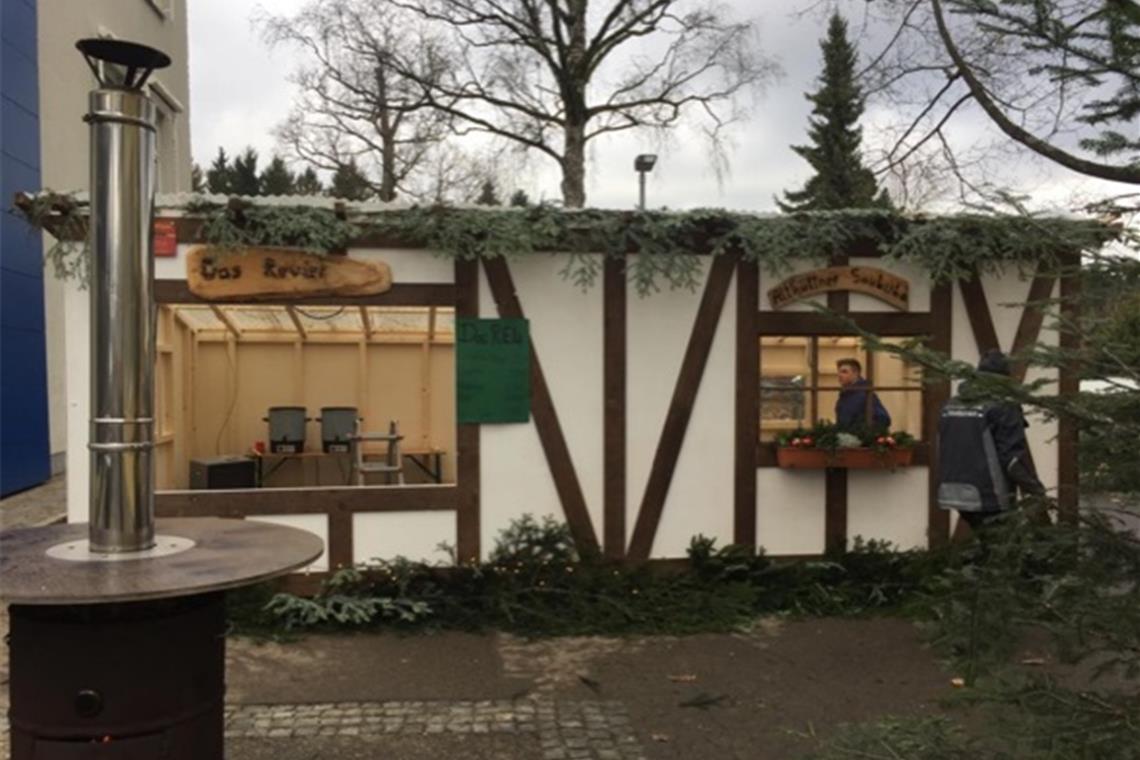 „Das Revier“ in Althütte ist ein selbstverwalteter Jugendtreff. Eine Hütte für den Weihnachtsmarkt haben sie selbst gebaut. Foto: privat