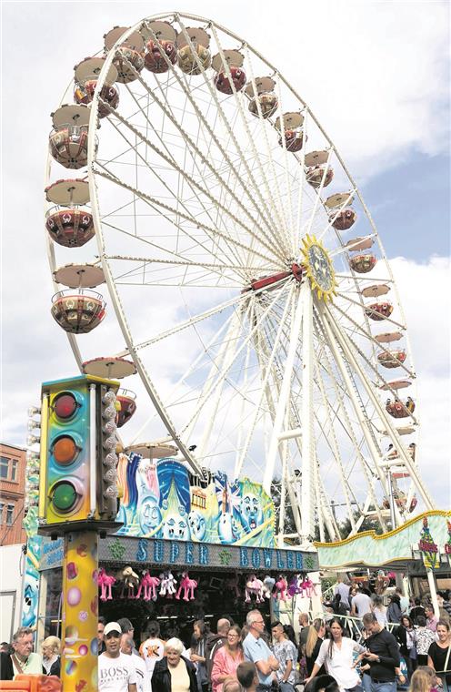 Das Riesenrad im Vergnügungspark auf der Bleichwiese zieht Besucher jeden Alters an.