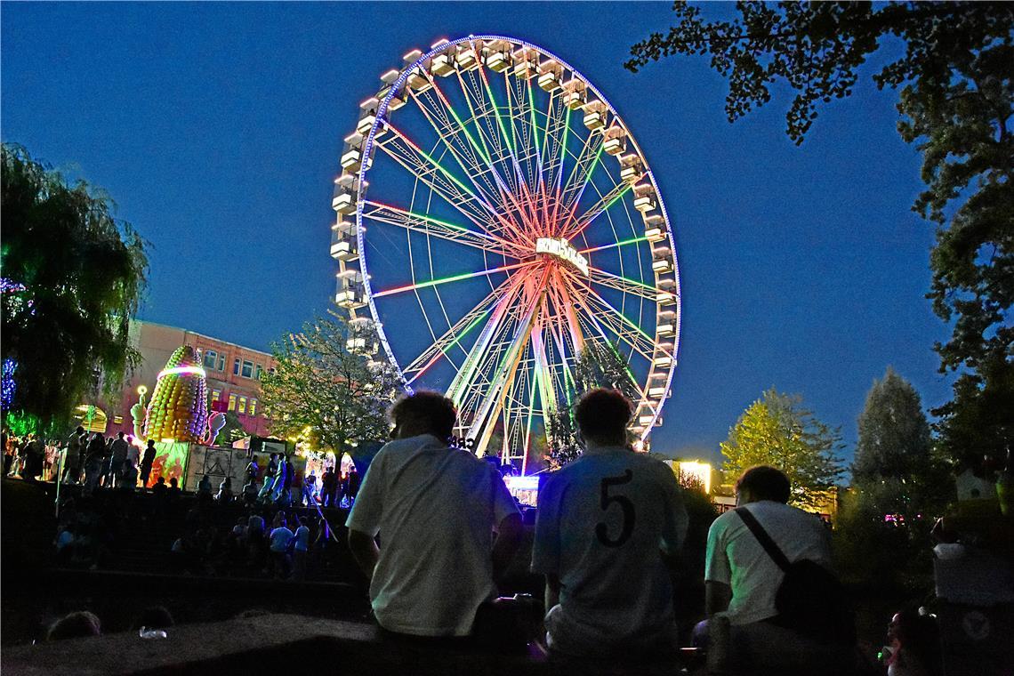 Das Riesenrad ist in der Nacht bunt beleuchtet. Straßenfest 2025  in Backnang.