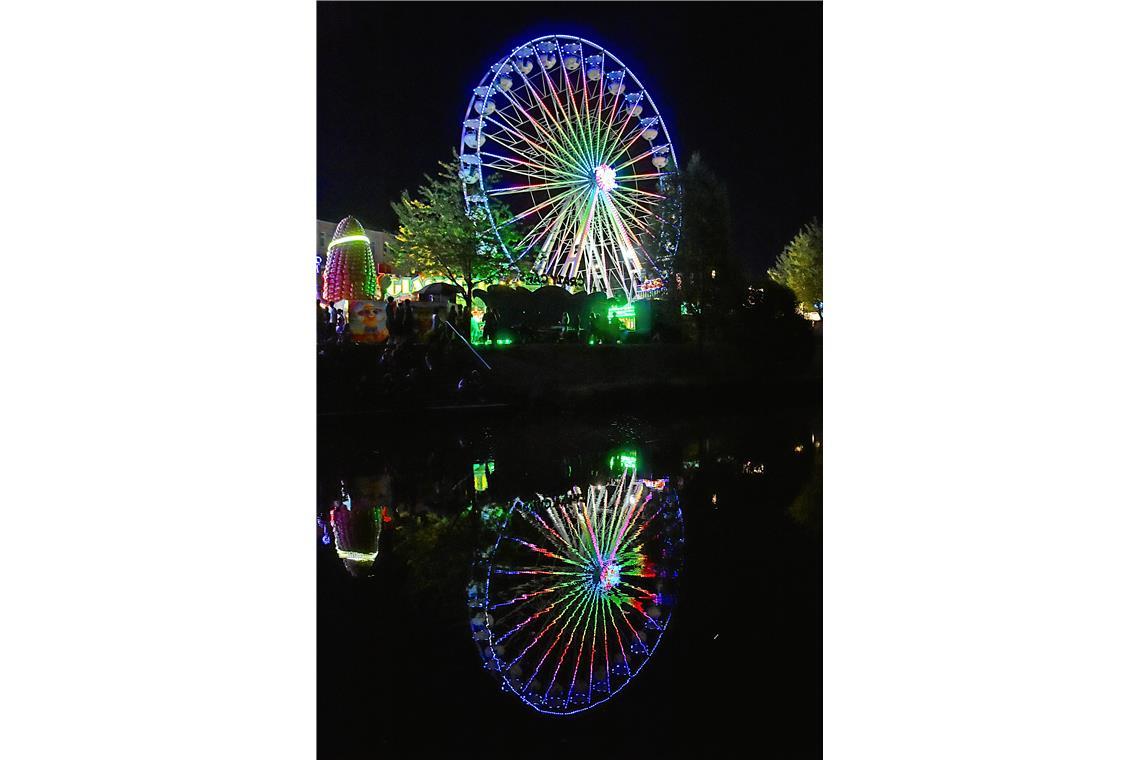 Das Riesenrad spiegelt sich in der Murr. 