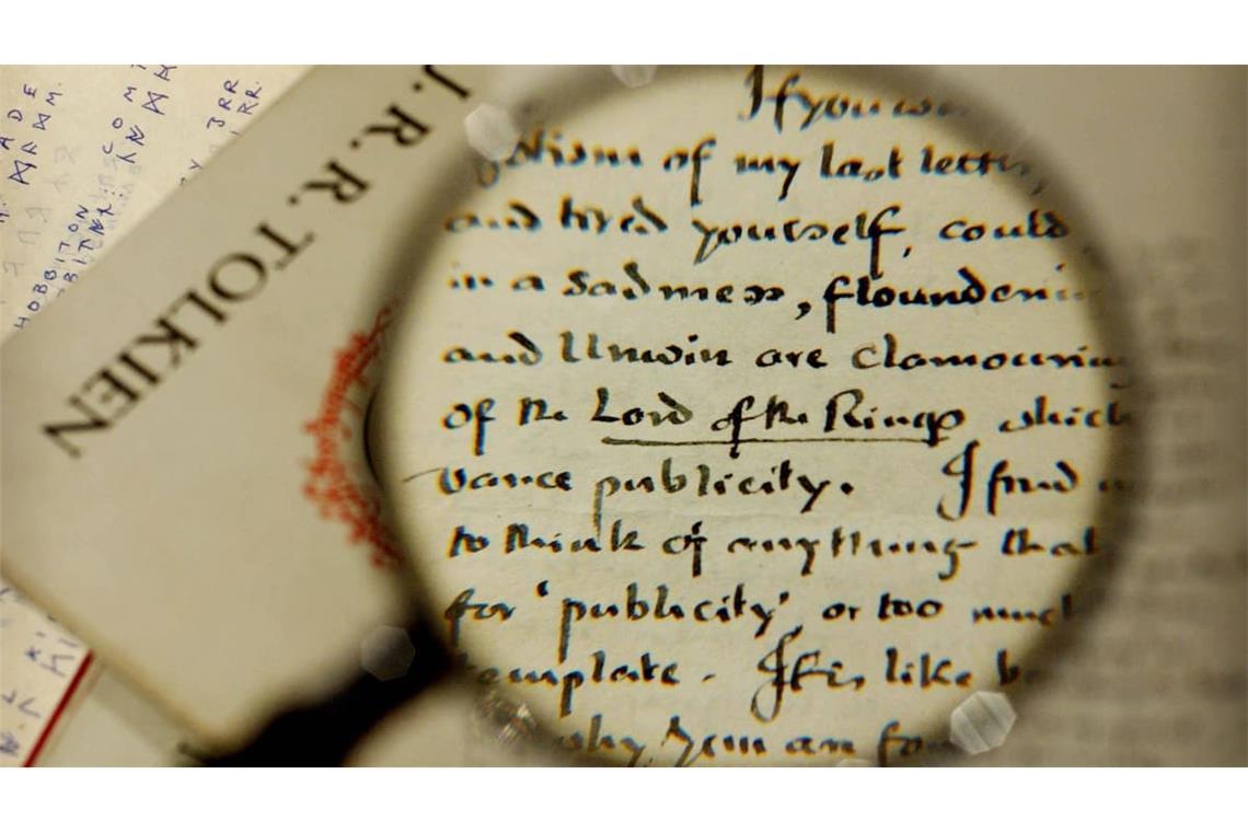 Das Ringgedicht steht als Leitmotiv am Anfang des Herrn der Ringe, noch vor dem Prolog. Außerdem wird es im Kapitel "Der Schatten der Vergangenheit" von Gandalf zitiert. Die Zeilen "Ein Ring sie zu knechten, sie alle zu finden, ins Dunkel zu treiben und ewig zu binden" bilden die Inschrift auf dem Einen Ring, verfasst in der Schwarzen Sprache von Mordor und geschrieben in Tengwar. 