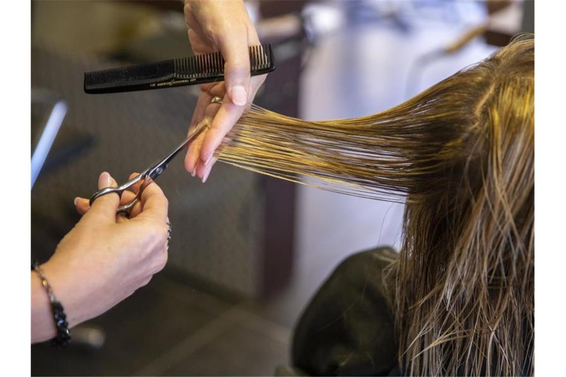 Das Risiko für eine Ansteckung mit dem Coronavirus ist laut einer neuen Untersuchung beim Friseur vergleichsweise gering. Foto: Nicolas Maeterlinck/BELGA/dpa