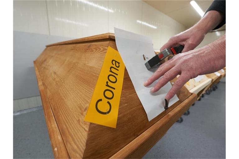 Das RKI hat mit 9997 Fällen zwar weniger Corona-Neuinfektionen registriert, allerdings weniger neue Todesfälle 394) als vor einer Woche. Foto: Thomas Frey/dpa