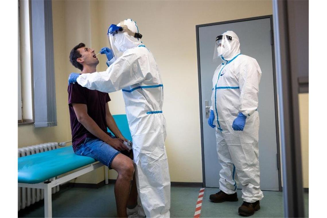 Corona-Fallzahlen stabilisiert - Zahl der Tests ausgeweitet Das Robert Koch-Institut hat bis vergangenen Sonntag mehr als zwölf Millionen Tests auf Sars-CoV-2 erfasst. Foto: Marius Becker/dpa