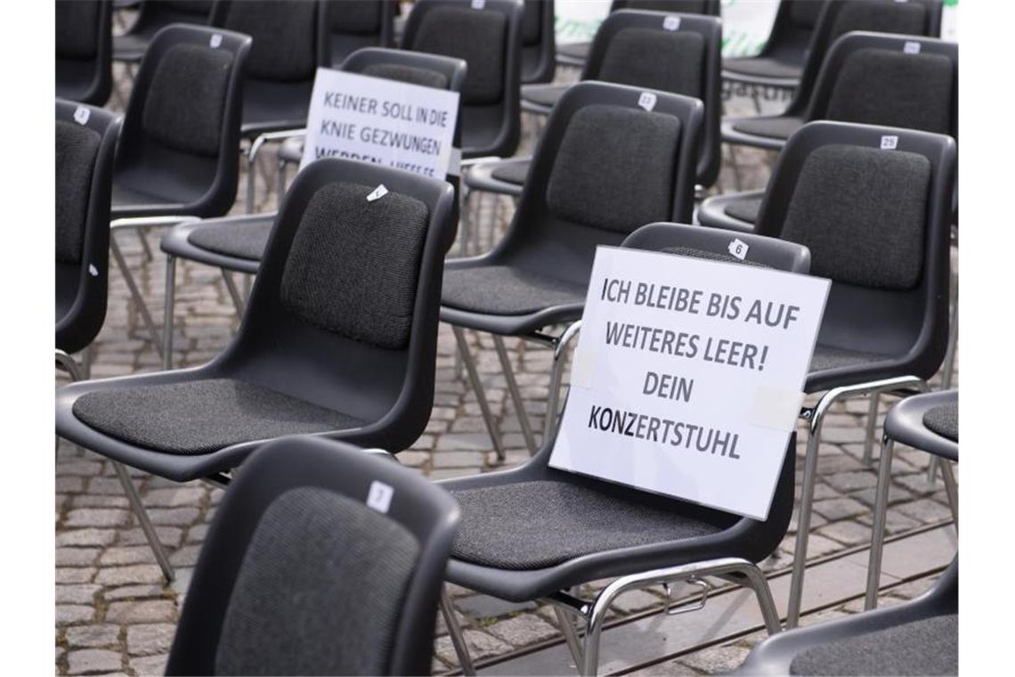 Corona-Strategie: RKI will Großveranstaltungen absagen Das Robert Koch-Institut (RKI) fordert die Rückkehr zu massiven Einschränkungen in Deutschland. Foto: Sebastian Kahnert/dpa-Zentralbild/dpa