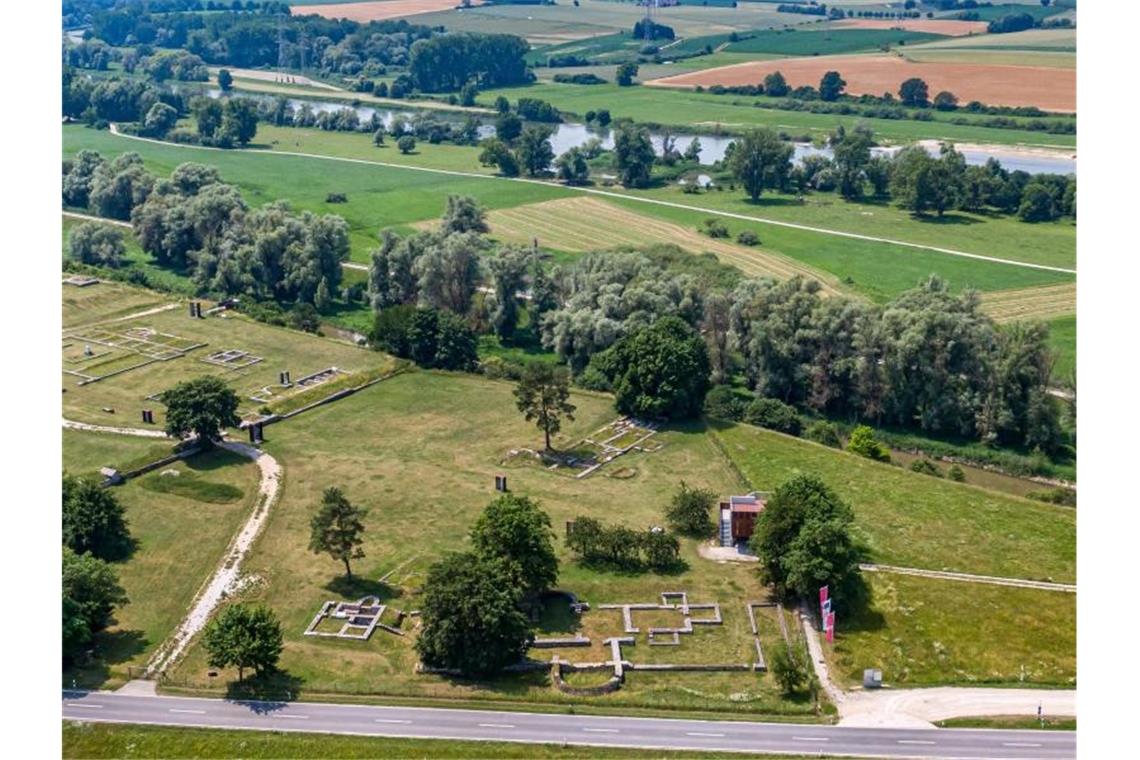 Unesco zeichnet Donaulimes als neues Welterbe aus Das Römerkastell Abusina an der Donau. Foto: Armin Weigel/dpa