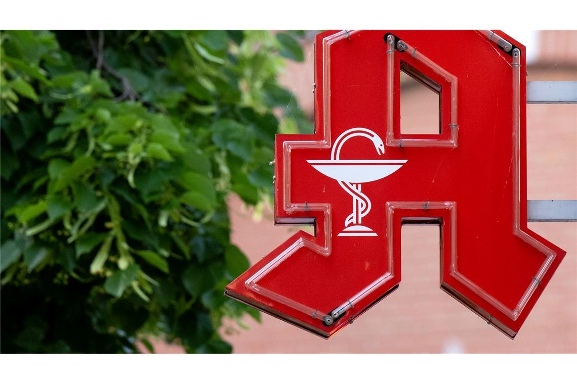 Geht das Apothekensterben weiter? Branche dringt auf Hilfe Das rote A weist den Weg: Wer ein Medikament braucht, dürfte es hier bekommen.