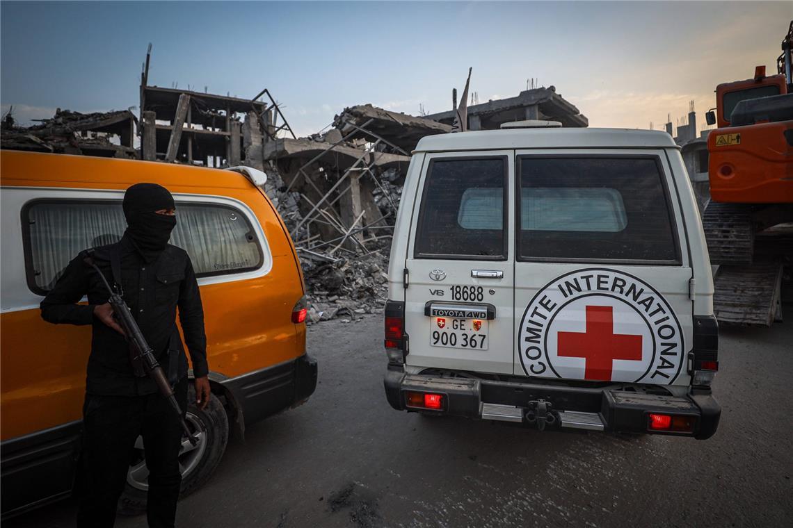 Das Rote Kreuz nimmt im Gazastreifen erneut einen Sarg mit sterblichen Überresten entgegen. Laut der Hamas soll es sich um die Leiche einer israelischen Geisel handeln.