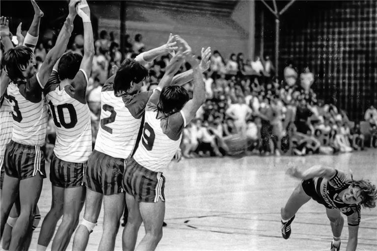 Das Rückspiel um den Regionalliga-Aufstieg 1986: Ein Schramberger Spieler wirft, die TVO-Handballer stellen sich dem Ball entschlossen in den Weg. Oppenweiler gewinnt nach dem klaren Heimsieg im Hinspiel ein zweites Mal. Schafft das nun auch der HCOB? Foto: BKZ-Archiv