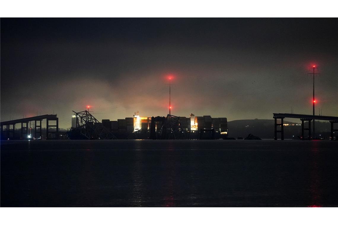 Das rund 290 Meter lange Containerschiff "Dali" hat in der Nacht zu Dienstag im Hafen von Baltimore einen Stützpfeiler der vierspurigen Francis Scott Key Bridge gerammt und das mehr als 2,5 Kilometer lange Bauwerk so zum Einsturz gebracht.