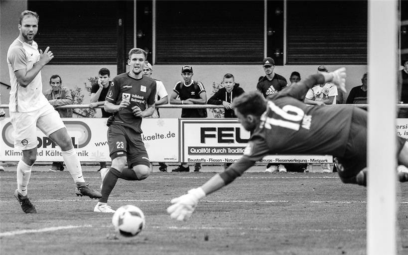 Das Runde wollte einfach nicht ins Eckige: Jannik Dannhäußer (Mitte) und seine TSG-Kollegen versiebten einige gute Chancen.Foto: A. Becher
