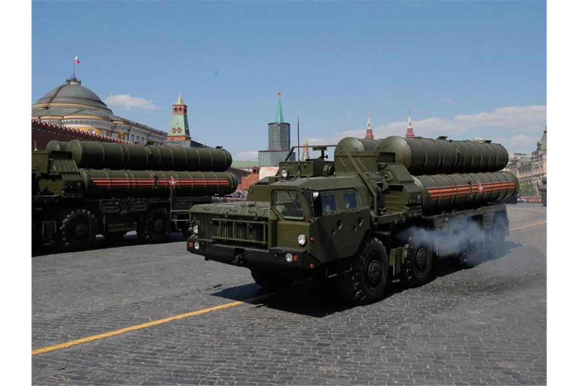 Umstrittene russische Raketenabwehr in Türkei angekommen Das russische Flugabwehrsystem S-400 während einer Militärparade auf dem Roten Platz. Foto: Yuri Kochetkov/EPA