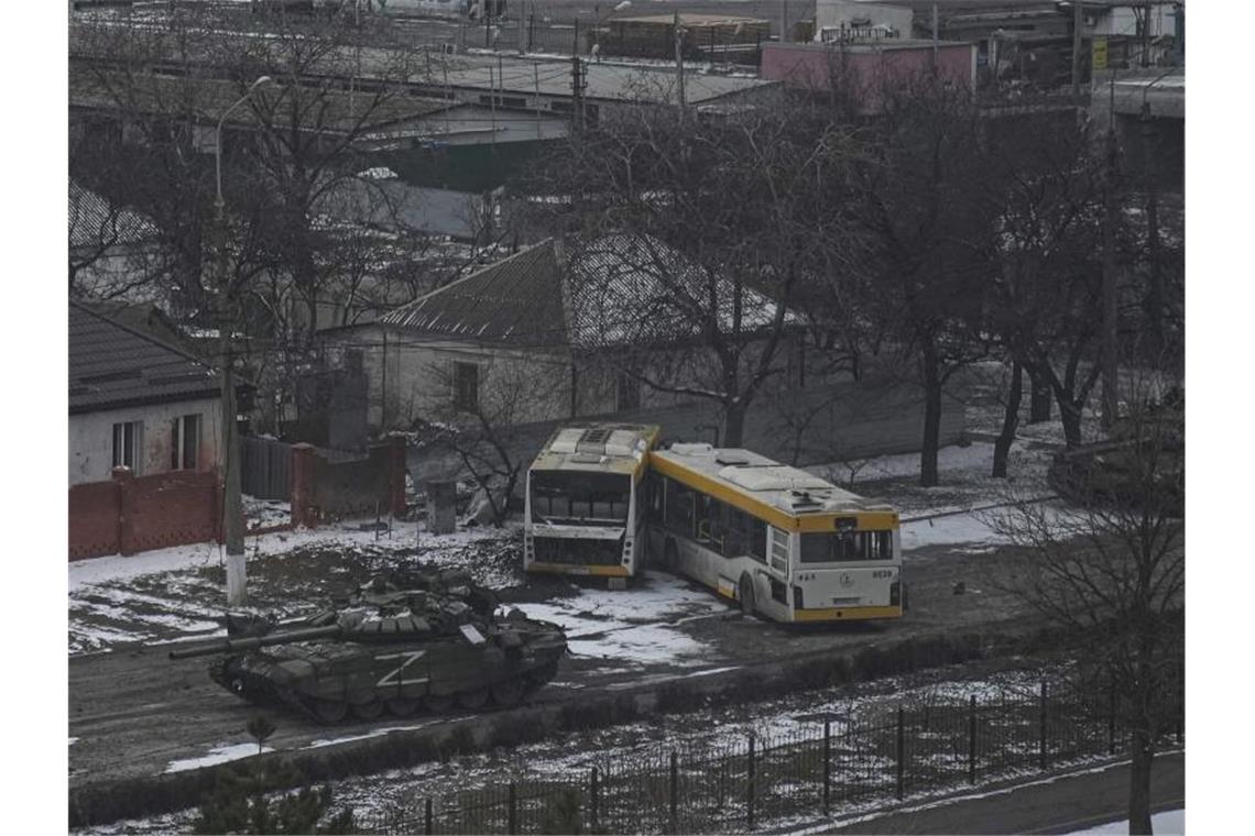 Ukraine: Russische Truppen haben Vorräte für nur drei Tage Das russische Militär kennzeichnet seine Fahrzeuge mit einem „Z“ - das Symbol für die Operation in der Ukraine, wie der Kreml die Invasion in das Nachbarland bezeichnet. Foto: Evgeniy Maloletka/AP/dpa