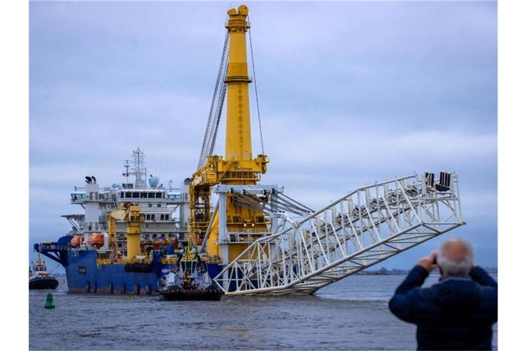 Das russische Rohr-Verlegeschiff „Akademik Cherskiy“ verlässt den Hafen von Wismar. Foto: Jens Büttner/dpa-Zentralbild/ZB