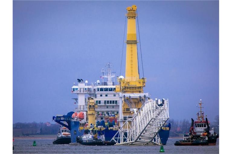 Das russische Rohr-Verlegeschiff „Akademik Tscherski“ im Wismarer Seehafen. In der Bundesregierung sorgt der weitgehende Sanktionsverzicht der USA erst einmal für Aufatmen. Foto: Jens Büttner/dpa-Zentralbild/dpa