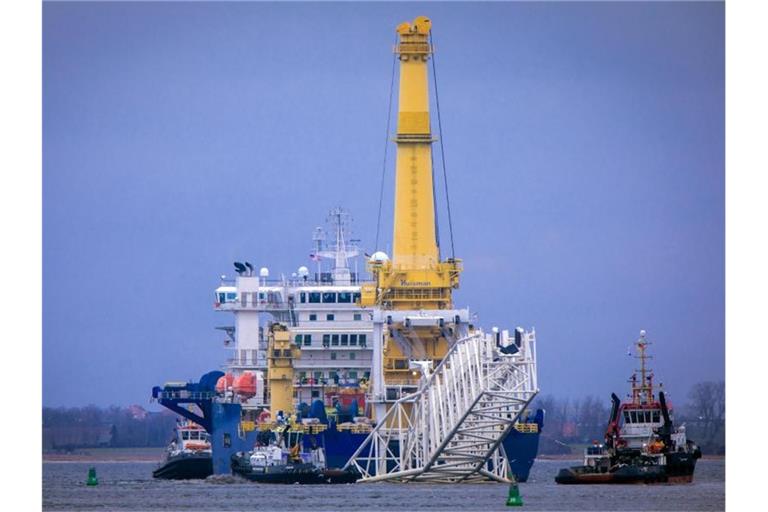 Das russische Rohr-Verlegeschiff „Akademik Tscherski“ soll an der Gaspipeline Nord Stream 2 arbeiten. Foto: Jens Bttner/dpa-Zentralbild/dpa