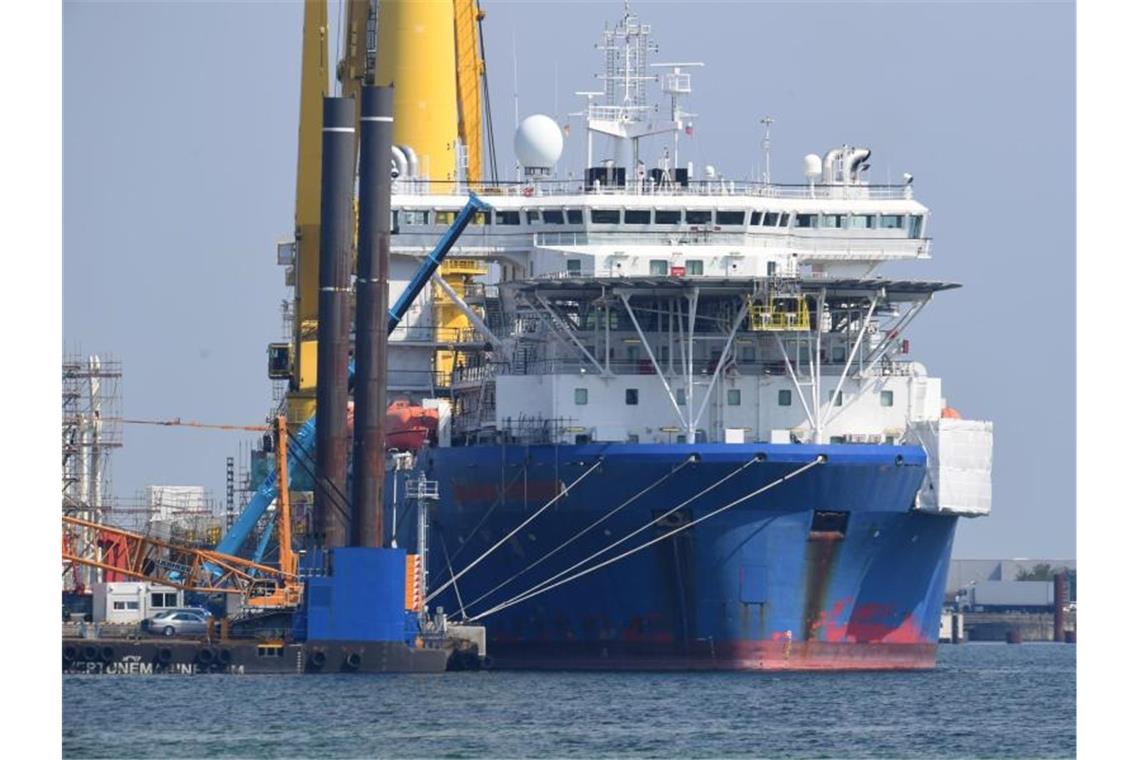 Das russische Verlegeschiff „Akademik Tscherski“ liegt im Hafen Mukran auf der Insel Rügen. Das Spezialschiff wird für seinen Einsatz zum Weiterbau der Ostsee-Pipeline Nord Stream 2 vorbereitet. Foto: Stefan Sauer/dpa-Zentralbild/dpa