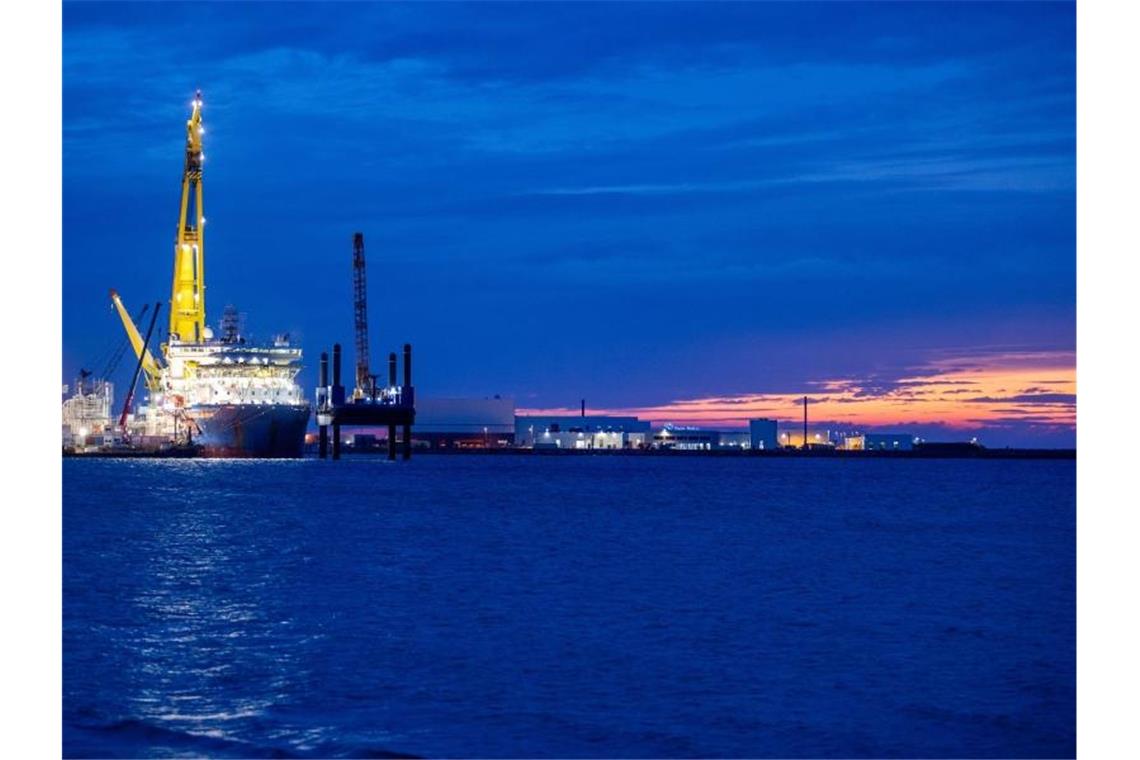 Das russische Verlegeschiff „Akademik Tscherski“ liegt im Hafen Mukran auf der Insel Rügen. Das Spezialschiff wird im Hafen für seinen Einsatz zum Weiterbau der Ostseepipeline Nord Stream 2 vorbereitet. Foto: Jens Büttner/dpa-Zentralbild/dpa